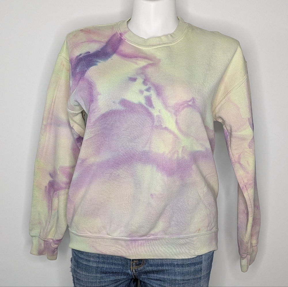 Oscilatey purple green dye long sleeve sweatshirt M